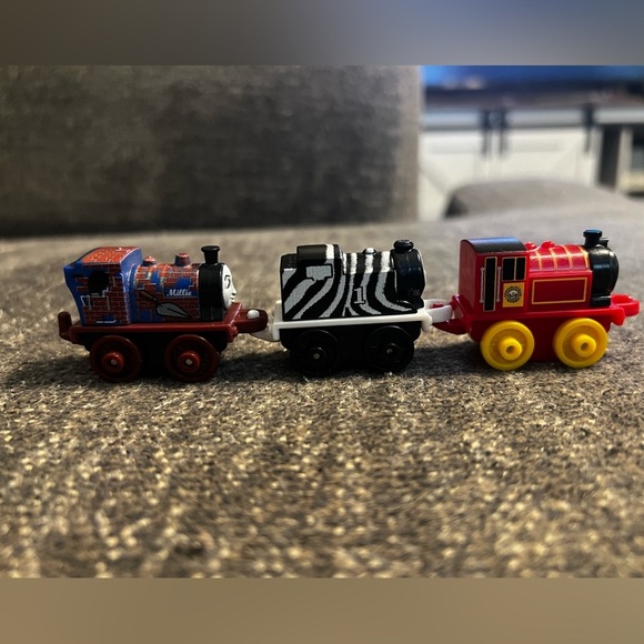Thomas & Friends Collectible MINIS Toy Train Set of 3 - Picture 7 of 10